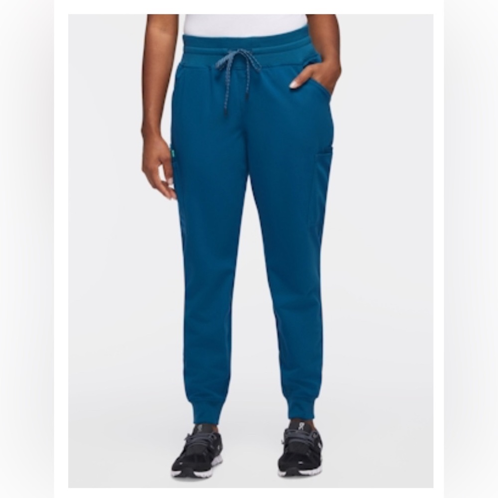 NWT Women’s 13 Pocket Scrub Jogger Caribbean Blue